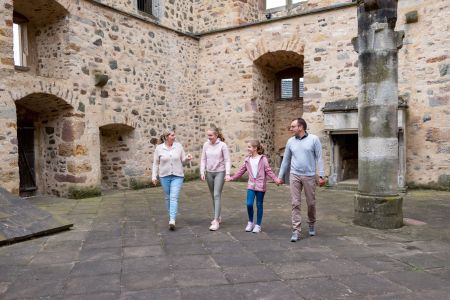Familie im Schloss Sababurg